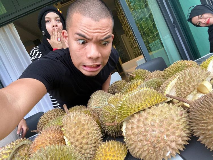 Saaih Halilintar Borong Makanan hingga Lahap Makan Durian