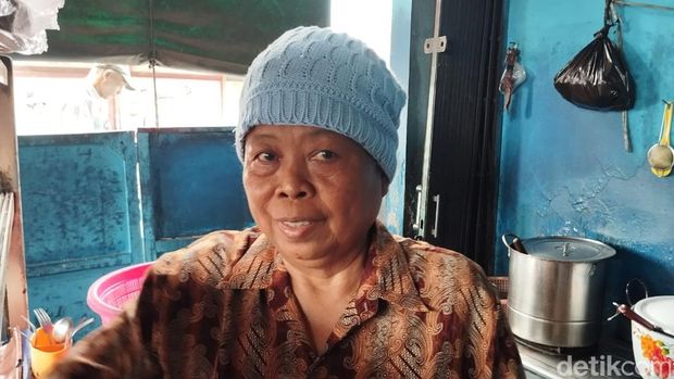 Saksi bernama Marma (70) mengungkapkan satu korban tewas kecelakaan di Plumpang sempat terjepit di kolong truk tangki.