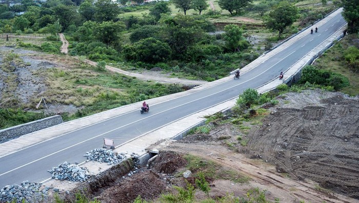 Sejumlah pengendara sepeda motor melintas di jalan lingkar dalam Kota Palu 1 yang baru dirampungkan pembangunannya di Kelurahan Kawatuna, Palu, Sulawesi Tengah, Rabu (4/9/2024). Jalan lingkar yang dibangun atas kerja sama pemerintah melalui Badan Pelaksana Jalan Nasional (BPJN) Sulteng bersama Japan International Cooperation Agency (JICA) melalui skema Infrastructure Recosntruction Sector Loan (IRSL) itu merupakan bagian dari proyek infrastruktur pascabencana di Kota Palu.
