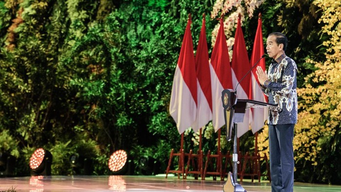 Sesi pleno pertama ISF 2024 Menko Kemaritiman dan Investasi Luhut B. Pandjaitan (kiri) memberikan pemaparan saat diskusi sesi pleno pertama Indonesia International Sustainability Forum (ISF) 2024 di Jakarta Convention Center (JCC) Senayan, Jakarta, Kamis (5/9/2024). Sesi pleno pertama tersebut membahas tentang advancing energy transition in emerging economies bagi negara-negara berkembang. ANTARA FOTO/Novrian Arbi/foc.
