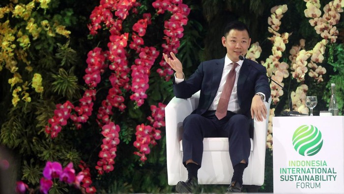 Sesi pleno pertama ISF 2024 Menko Kemaritiman dan Investasi Luhut B. Pandjaitan (kiri) memberikan pemaparan saat diskusi sesi pleno pertama Indonesia International Sustainability Forum (ISF) 2024 di Jakarta Convention Center (JCC) Senayan, Jakarta, Kamis (5/9/2024). Sesi pleno pertama tersebut membahas tentang advancing energy transition in emerging economies bagi negara-negara berkembang. ANTARA FOTO/Novrian Arbi/foc.