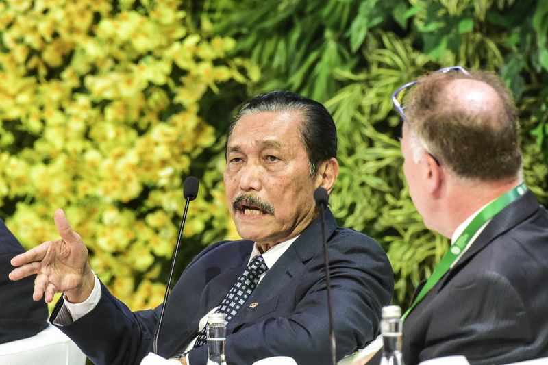 Menko Kemaritiman dan Investasi Luhut B. Pandjaitan (kiri) memberikan pemaparan saat diskusi sesi pleno pertama Indonesia International Sustainability Forum (ISF) 2024 di Jakarta Convention Center (JCC) Senayan, Jakarta, Kamis (5/9/2024). Sesi pleno pertama tersebut membahas tentang advancing energy transition in emerging economies bagi negara-negara berkembang. ANTARA FOTO/Novrian Arbi/foc.