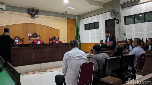 Sidang dakwaan kasus korupsi proyek RS Manggelewa, Dompu, di Pengadilan Tipikor Mataram, Kamis (5/9/2024).