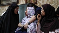 Istri Faisal Basri tak kuasa menahan kesedihan.  