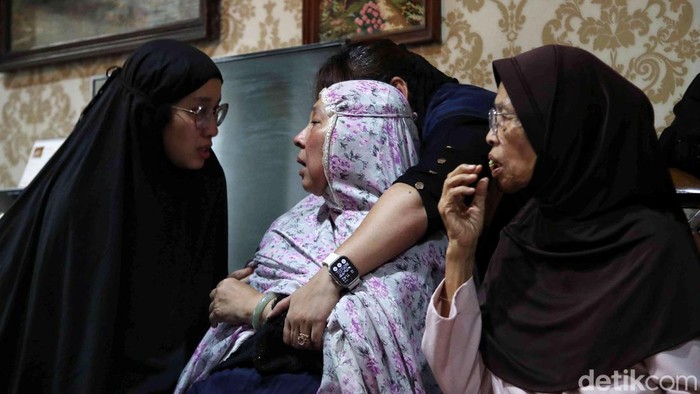 Suasana Haru Selimuti Rumah Duka Faisal Basri Ekonom UI Faisal Basri meninggal dunia setelah terkena serangan jantung, Kamis (5/9/2024). Saat ini jenazah disemayamkan di rumah duka Kompleks Gudang Peluru, Jakarta Selatan.