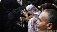 Para pelayat memeluk untuk menguatkan hati istri Faisal Basri.  