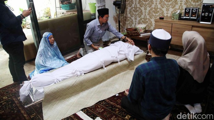 Suasana Haru Selimuti Rumah Duka Faisal Basri Ekonom UI Faisal Basri meninggal dunia setelah terkena serangan jantung, Kamis (5/9/2024). Saat ini jenazah disemayamkan di rumah duka Kompleks Gudang Peluru, Jakarta Selatan.