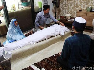 Suasana Haru Selimuti Rumah Duka Faisal Basri