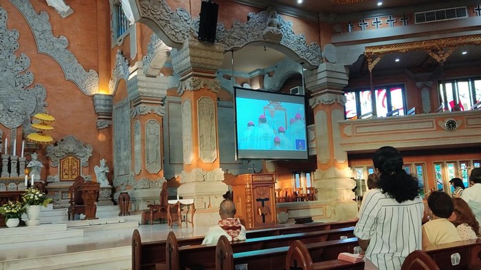 Suasana misa akbar daring bersama Paus Fransiskus di Gereja Katolik Yesus Gembala Yang Baik, Jalan Sari Dana, Perumahan Ciputra, Kecamatan Denpasar Utara, Kamis (5/9/2024). (Dok. Pengurus Gereja Katolik Yesus Gembala Yang Baik)