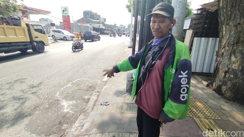 Sutarya, saksi yang melihat peristiwa kecelakaan maut antra truk tangki dengan sejumlah kendaraan dan warga di Jakarta Utara. (Maulana Ilhami Fawdi/deticom)