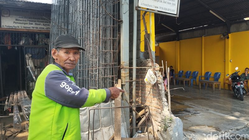 Sutarya, saksi yang melihat peristiwa kecelakaan maut antra truk tangki dengan sejumlah kendaraan dan warga di Jakarta Utara. (Maulana Ilhami Fawdi/deticom)