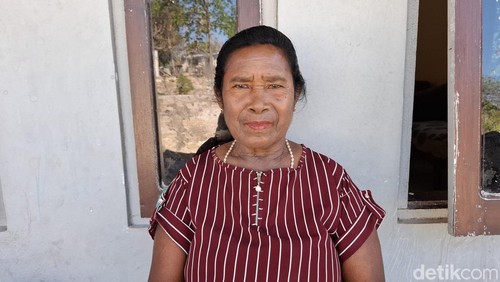 Tabita Olbata (64), seorang umat Khatolik dari Stasi Santo Markus Kaniti saat ditemui detikBali di kediamannya di Desa Penfui Timur, Kecamatan Kupang Tengah, Kabupaten Kupang, NTT. (Yufengki Bria/detikBali).