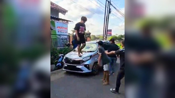 Tangkapan layar video viral, mobil diamuk warga di Kebumen. Sopir dan komplotannya ketauan curi barang di toko.