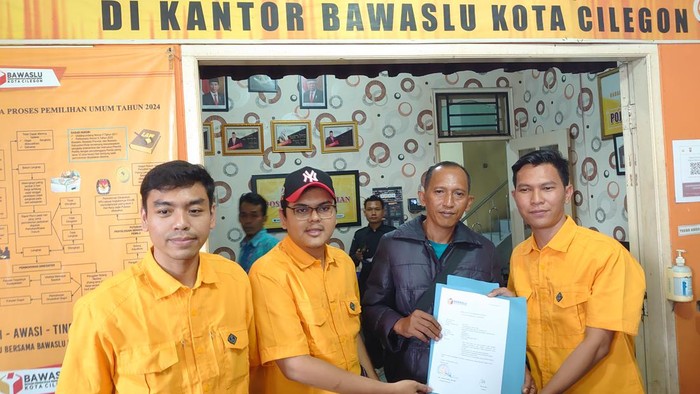 Tim Advokasi Cawalkot Cilegon, Robinsar-Fajar, melaporkan lurah yang diduga bagikan kasus cawalkot Helldy Agustian.