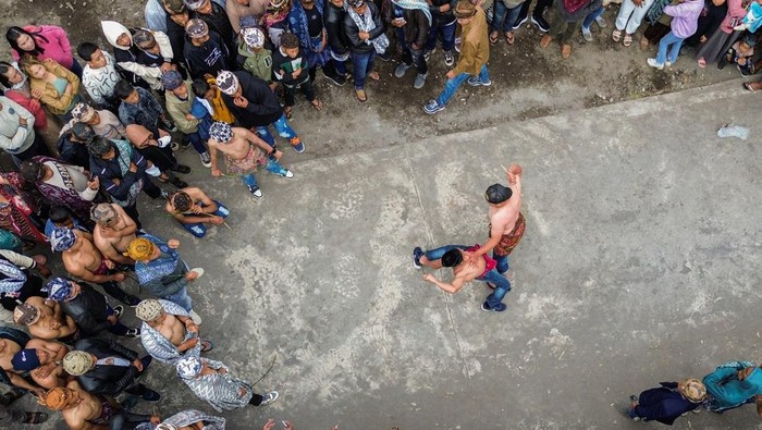 Warga Suku Tengger memperlihatkan bekas sabetan rotan pada punggungnya usai mengikuti tradisi ojung di Desa Ranupani, Lumajang, Jawa Timur, Kamis (5/9/2024). Tradisi yang dilaksanakan saat penutupan Hari Raya Karo tersebut bertujuan untuk mempererat tali persaudaraan. ANTARA FOTO/Irfan Sumanjaya/rwa.