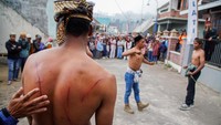 Warga Suku Tengger memperlihatkan bekas sabetan rotan pada punggungnya usai mengikuti tradisi ojung di Desa Ranupani, Lumajang, Jawa Timur, Kamis (5/9/2024).  