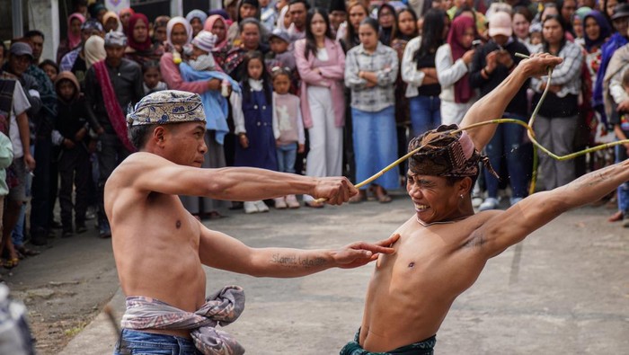 Warga Suku Tengger memperlihatkan bekas sabetan rotan pada punggungnya usai mengikuti tradisi ojung di Desa Ranupani, Lumajang, Jawa Timur, Kamis (5/9/2024). Tradisi yang dilaksanakan saat penutupan Hari Raya Karo tersebut bertujuan untuk mempererat tali persaudaraan. ANTARA FOTO/Irfan Sumanjaya/rwa.