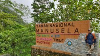 Prasasti Taman Nasional Manusela yang terletak di pegunungan Binaiya