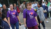Para umat tampak memakai kaus seragam dari gereja atau paroki mereka masing-masing. 