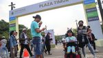 Umat Katolik Berdatangan ke GBK untuk Misa Akbar Paus Fransiskus