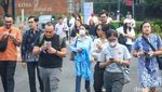 Umat Katolik Berdatangan ke GBK untuk Misa Akbar Paus Fransiskus
