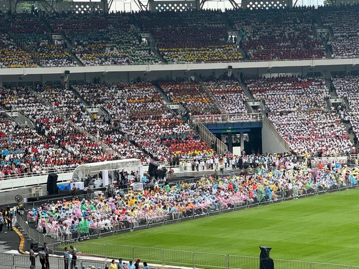 Umat Misa Akbar di Stadion GBK