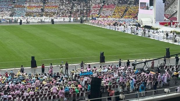 Umat Misa Akbar di Stadion GBK