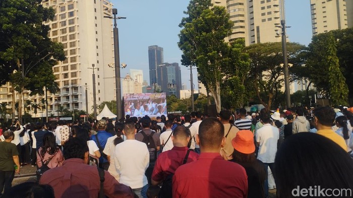 Umat yang tidak kedapatan tiket mengikuti misa akbar Paus Fransiskus di layar besar atau videotron yang telah disediakan di Plaza Timur GBK. (Belia/detikcom).
