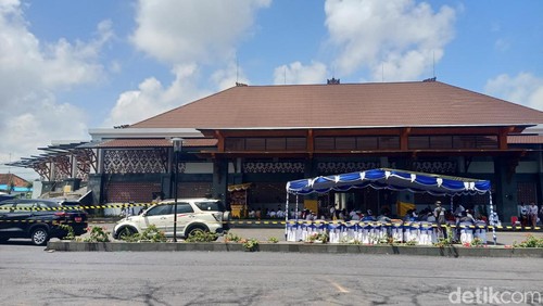 Upacara pemelaspasan  Pasar Umum Negara, Kamis (5/9/2024). Pemelaspasan tetap dilakukan meski pengerjaan proyek belum rampung. (I Putu Adi Budiastrawan/detikBali)