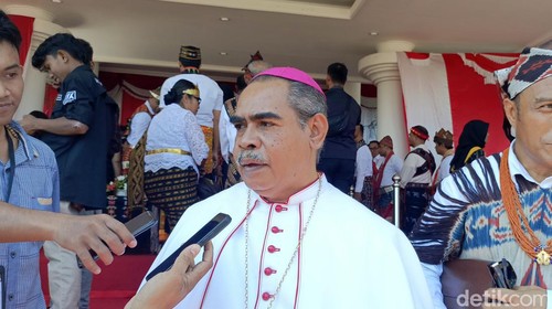 Uskup Agung Kupang, Mgr Hironimus Pakaenoni, saat diwawancarai detikBali di Kupang, NTT.