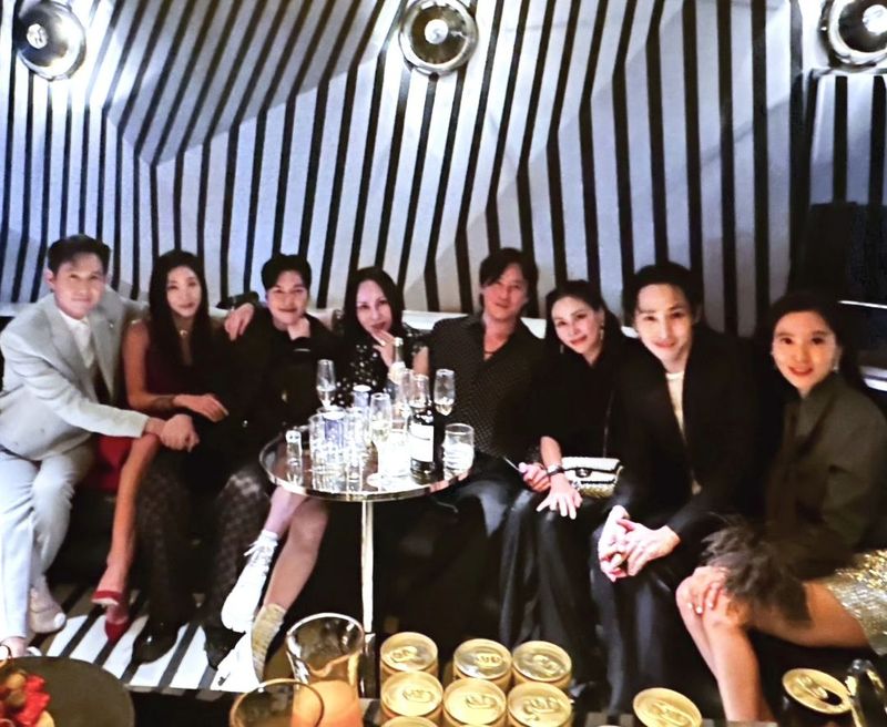 Viral Foto Lee Min Ho & Lee Jung Jae Pegangan Tangan, Kedekatannya Disorot