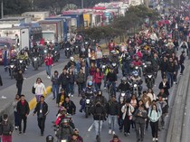 Warga Kolombia Terpaksa Jalan Kaki Gegara Harga BBM Melonjak