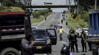 Orang-orang berjalan di sepanjang jalan Tocancipa-Gachancipa karena kurangnya transportasi yang disebabkan oleh protes pengemudi truk, di pinggiran Tocancipa, Kolombia, Rabu (4/9/2024). (AP Photo/Ivan Valencia)  