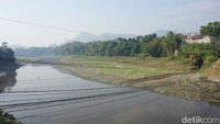Kabupaten Bandung Barat sendiri dilanda kekeringan. Bahkan pemerintah setempat menetapkan status siaga potensi kekeringan terhitung mulai September hingga Oktober 2024.