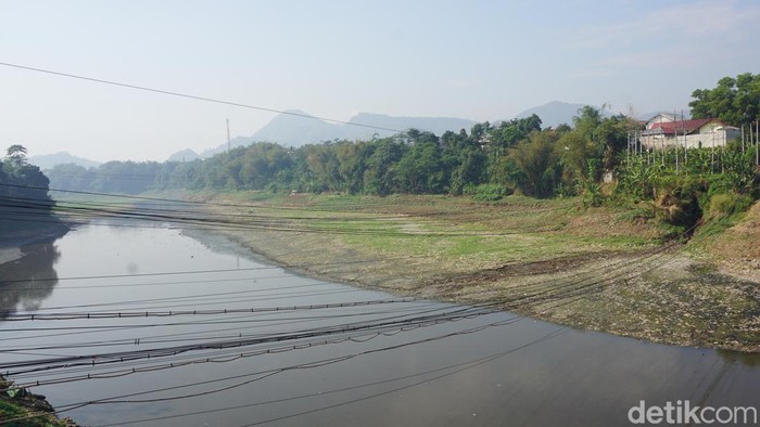 Warga saat melihat kondisi Sungai Citarum di Jembatan BBS yang mulai mengering.