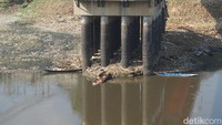 Mengeringnya Sungai Citarum membuat sejumlah perahu kecil yang biasa digunakan warga untuk mencari ikan, tersandar di tepian sungai. Kondisi itu diketahui selalu terjadi saat musim kemarau tiba.