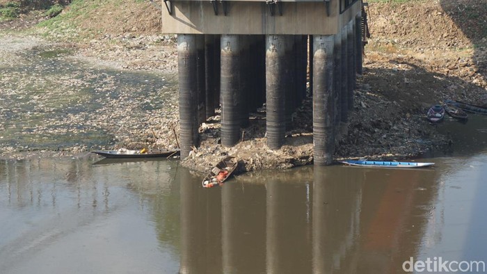 Warga saat melihat kondisi Sungai Citarum di Jembatan BBS yang mulai mengering. Warga saat melihat kondisi Sungai Citarum di Jembatan BBS yang mulai mengering.