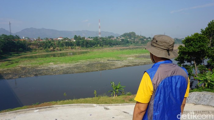 Warga saat melihat kondisi Sungai Citarum di Jembatan BBS yang mulai mengering.