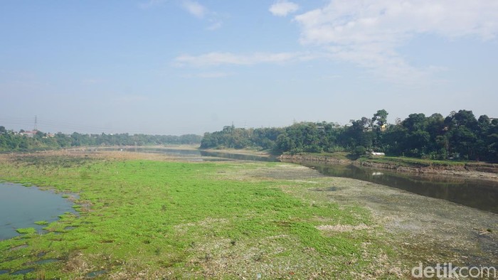 Warga saat melihat kondisi Sungai Citarum di Jembatan BBS yang mulai mengering.