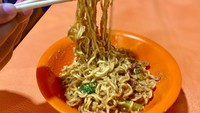 Mie Bangladesh juga menjadi kreasi mie pedas yang viral belakangan ini. Kreasi bumbunya berempah dengan sensasi kari. Beberapa tempat menyajikan mie Bangladesh dengan level pedas hingga sambal mercon. Foto: detikFood