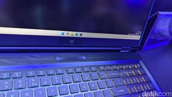 Kontroler ini bisa dikeluarkan dengan menekan tombol yang ada di atas keyboard menggunakan dua jari. Foto: Virgina Maulita Putri/detikINET