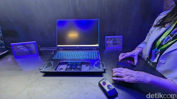 Terakhir ada laptop gaming konsep Acer DualPlay. Laptop ini memiliki desain yang mirip seperti laptop gaming konvensional, tapi dengan tochpad yang bisa dilepas dan dipakai sebagai kontroler wireless. Foto: Virgina Maulita Putri/detikINET