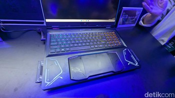 Setelah tombol ini ditekan, kontroler akan keluar dari tempat penyimpanannya dan dua speaker di sisi kanan dan kiri laptop juga ikut menampakkan diri. Foto: Virgina Maulita Putri/detikINET