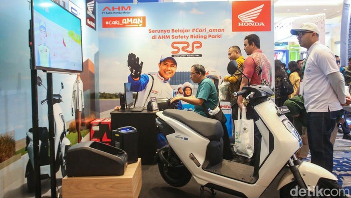 AHM Boyong Motor Listrik ke Hub Space 2024 Astra Honda Motor meramaikan acara Hub Space 2024 di JIExpo Kemayoran, Jakarta Pusat. Melalui booth mereka, Astra Honda Motor memerkan unit motor listrik EM1 e: varian warna putih.