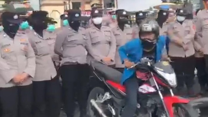 Aksi mahasiswa geber motor di depan polwan.