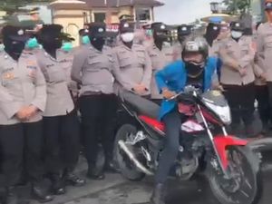 Heboh Mahasiswa Geber-geber Motor di Depan Polwan Tasikmalaya