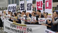 Mereka membawa spanduk bertuliskan Menentang pertemuan antara Korea Selatan dan Jepang.” AP Photo/Lee Jin-man