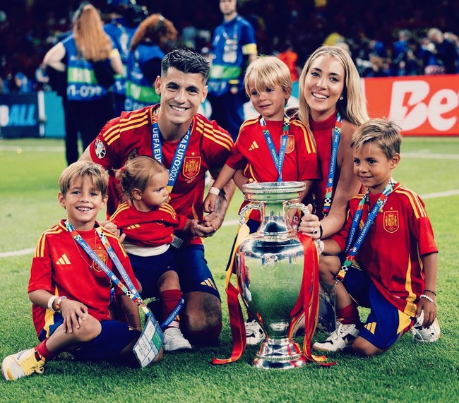 Kapten Spanyol Álvaro Morata masih terlihat mesra saat laga Euro 2024. Dalam postingan, Alvaro bahkan langsung mendatangi dan mencium Alice ketika menang pertandingan. Foto: Instagram Alice Campello