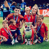 Kapten Spanyol Álvaro Morata masih terlihat mesra saat laga Euro 2024. Dalam postingan, Alvaro bahkan langsung mendatangi dan mencium Alice ketika menang pertandingan. Foto: Instagram Alice Campello