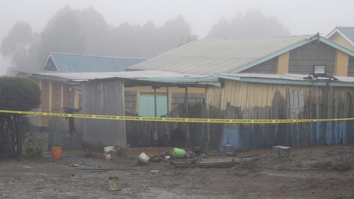 Asrama Sekolah di Kenya Kebakaran, 17 Siswa Tewas An ambulance drives inside the Hillside Endarasha Primary school following a fire incident in Nyeri, Kenya Friday, Sep. 6, 2024. (AP Photo)